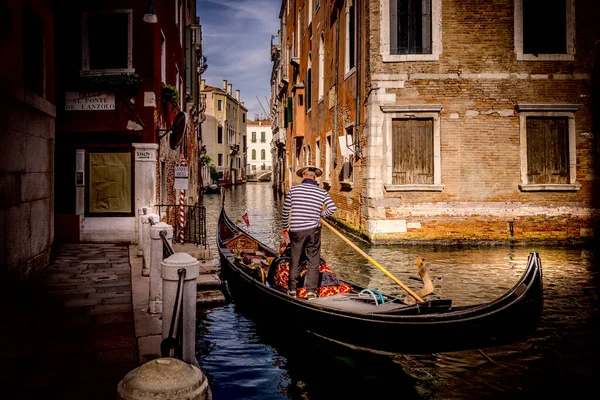 Gondalier Venetië Italië Een Kanaal — Stockfoto