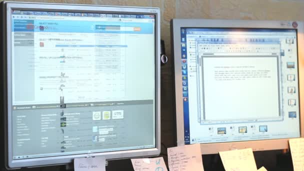 Un lapso de tiempo de dos monitores de computadora trabajando en la web — Vídeos de Stock