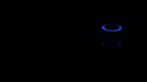 Cocina de gas en la oscuridad — Vídeo de stock