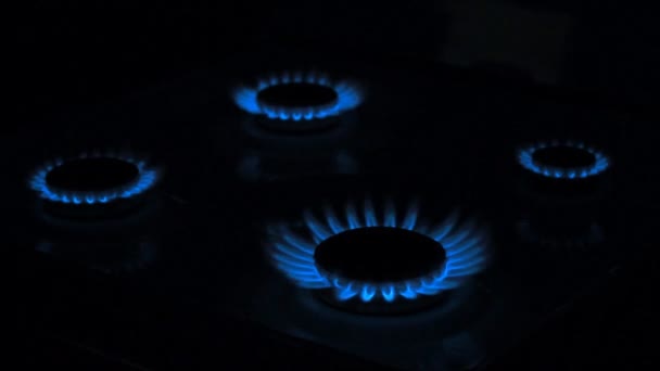 Газовая плита в темноте — стоковое видео