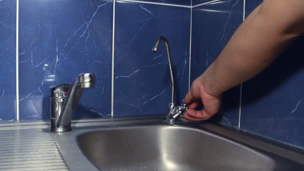 人倾吐筛选器从水中加冰杯 — 图库视频影像
