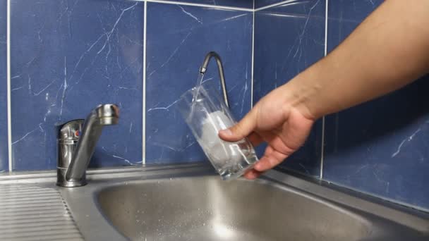 La persona vierte agua del filtro en un vaso con hielo — Vídeos de Stock