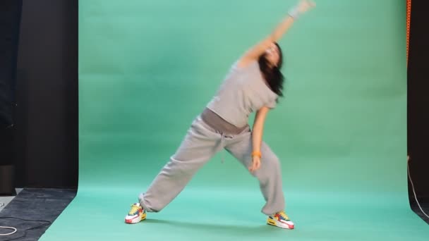 Jovem dançando em ação — Vídeo de Stock