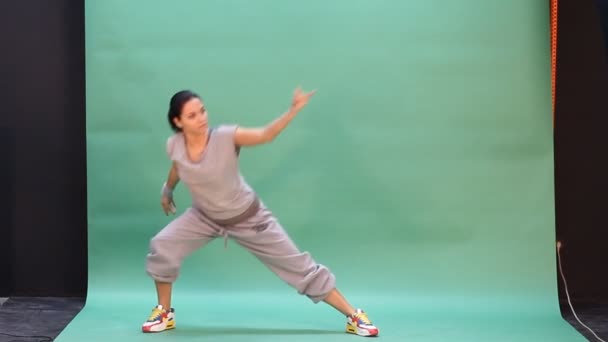 Genç kadın eylem dans — Stok video