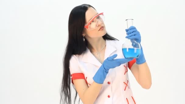 Assistente di laboratorio che analizza un liquido — Video Stock