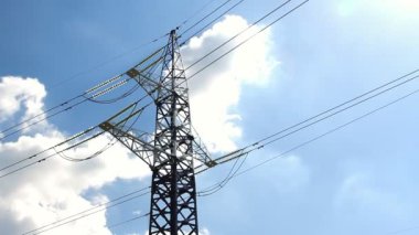 yüksek gerilim kule ve mavi gökyüzü kablolar