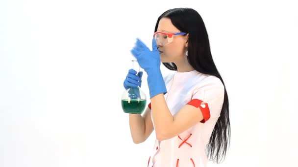 Laboratory assistant analyzing a liquid — Stock Video