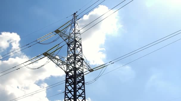 Torre de alto voltaje y cables contra el cielo azul — Vídeos de Stock