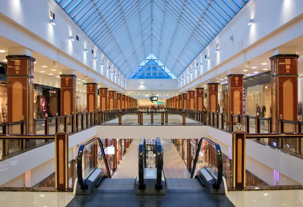 Интерьер современного торгового центра — стоковое фото