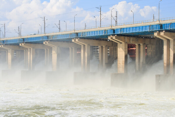 Перезагрузка воды на гидроэлектростанции на реке
