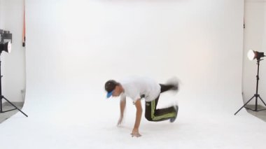 Genç breakdance eylem dans