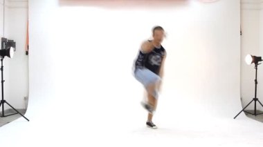 Genç breakdance eylem dans