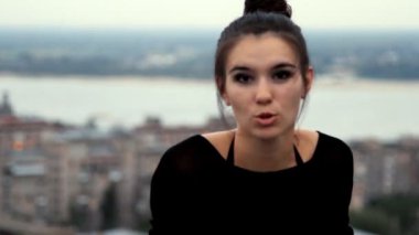 röportajda genç kadın