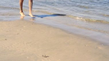 Sahilde kadın bacakları