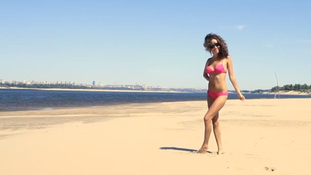 Jovem mulher sexy posando na praia — Vídeo de Stock