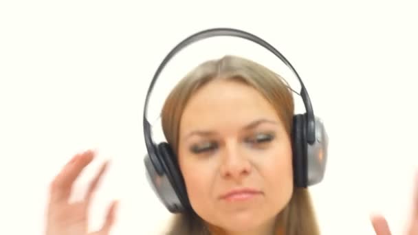 Nő fülhallgatóval zenét hallgatni — Stock videók