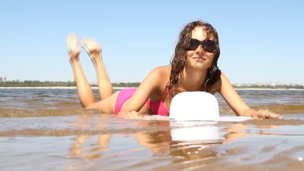 Garvade ung kvinna poserar på stranden — Stockvideo