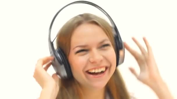 Γυναίκα με ακουστικά ακούγοντας μουσική — Αρχείο Βίντεο