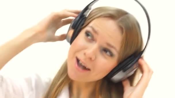 Mujer con auriculares escuchando música — Vídeo de stock