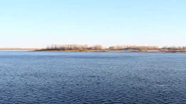 Vy till floden med reflektioner och blå molnig himmel — Stockvideo