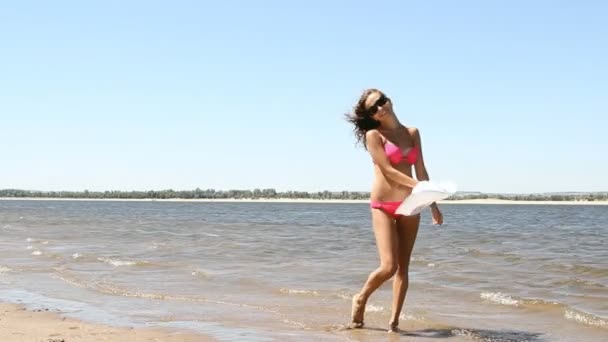 Joven bronceada posando en la playa — Vídeo de stock