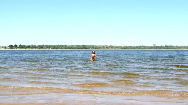 Garvade ung kvinna kör från havet — Stockvideo