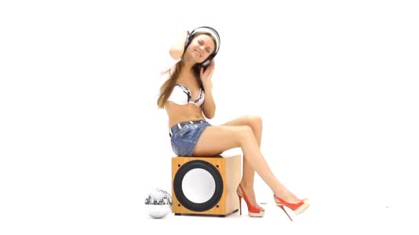 Mujer con auriculares escuchando música — Vídeo de stock