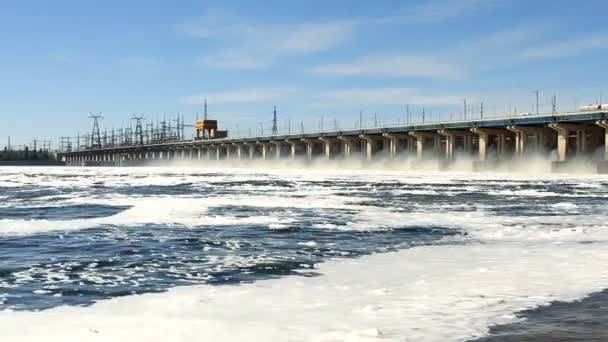 Obnovte vody na vodní elektrárna na řece — Stock video