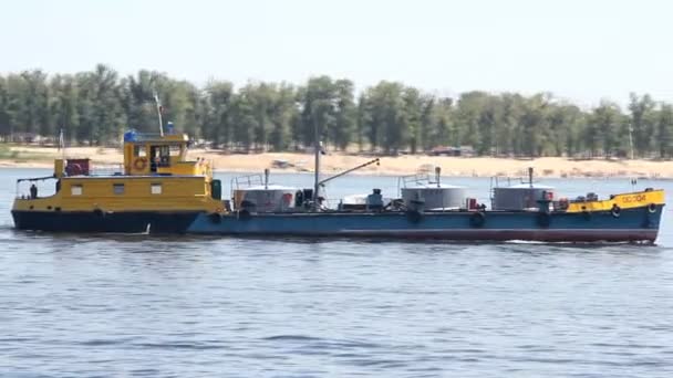 Крупным планом снимок танкера в реке — стоковое видео