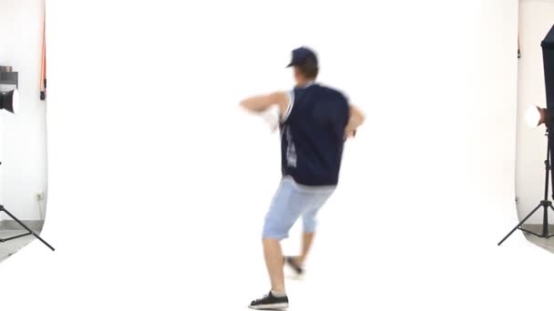 Tiener breakdance dansen in actie — Stockvideo
