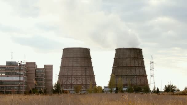 Torres de refrigeración de una estación de energía — Vídeo de stock