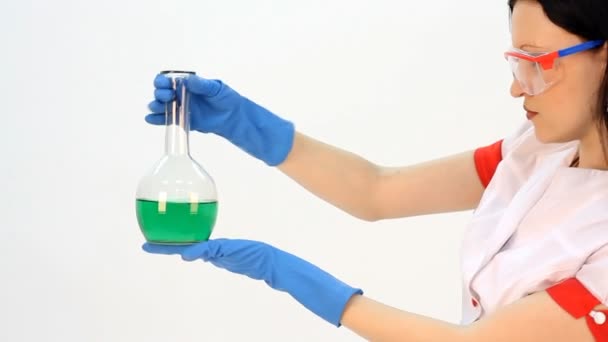 Ayudante de laboratorio analizando un líquido — Stok video