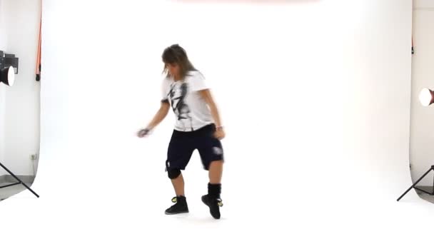 10 代のアクションでブレイク ダンスを踊る — ストック動画