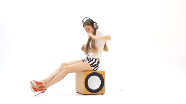 Жінка з навушниками слухає музику — стокове відео