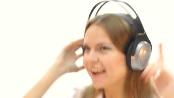 Vrouw met koptelefoon luisteren naar muziek — Stockvideo