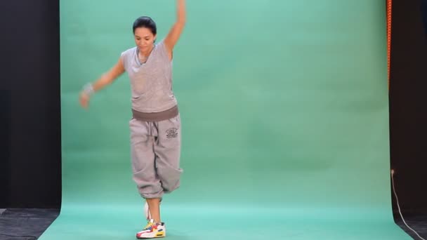 Mujer joven bailando en acción — Vídeos de Stock