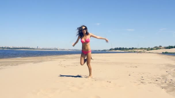 Gelooid jonge vrouw die zich voordeed op het strand — Stockvideo