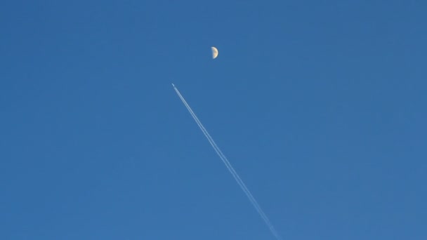 Mavi gökyüzüne karşı bir uçağın izi. — Stok video