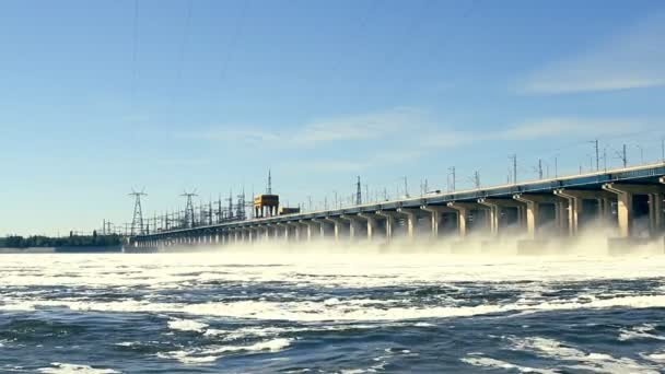 Réinitialisation de l'eau à la centrale hydroélectrique sur la rivière — Video
