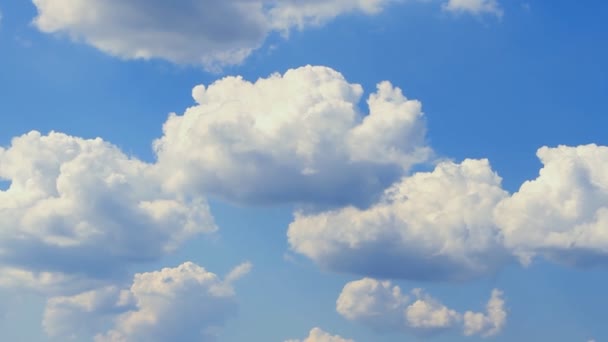 Cielo azul con nubes y sol — Vídeos de Stock