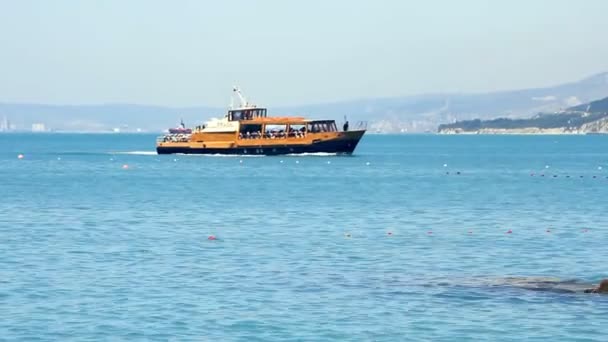 Barco de placer flota en el mar — Vídeo de stock