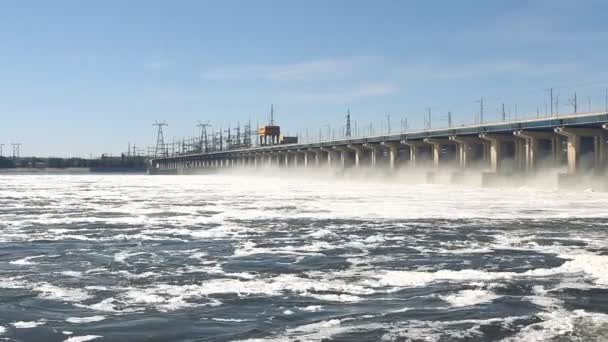Restablecimiento del agua en la central hidroeléctrica del río — Vídeos de Stock
