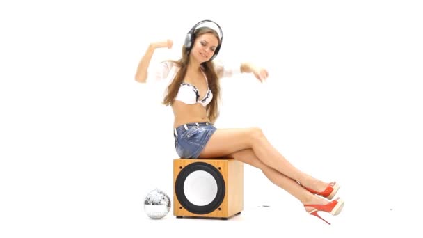 Woman with headphones listening to music — Stock Video