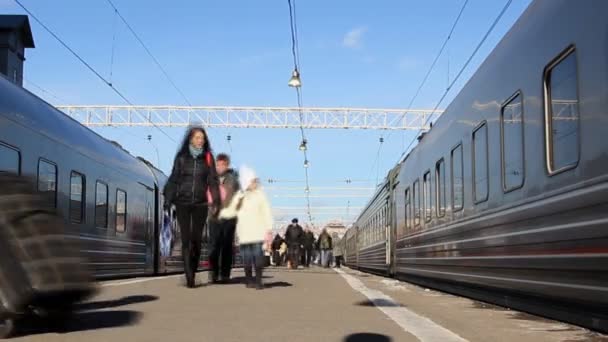 MOSCOW - OCT 27: Commuters in the Moscow Paveletsky Station 27 de outubro de 2012. Comboio de passageiros na plataforma — Vídeo de Stock