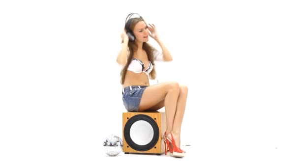 Donna con cuffie ascoltare musica — Video Stock