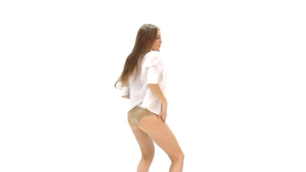 Sexy chica joven bailando contra fondo blanco — Vídeo de stock