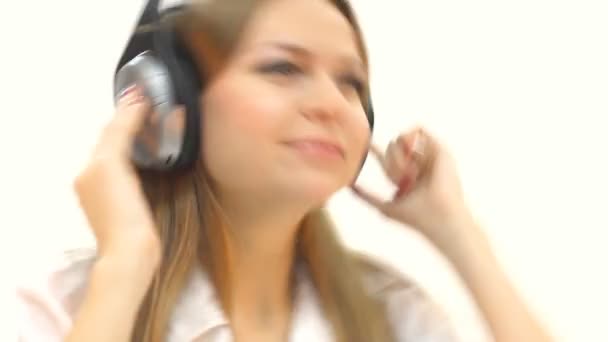 Mujer con auriculares escuchando música — Vídeo de stock