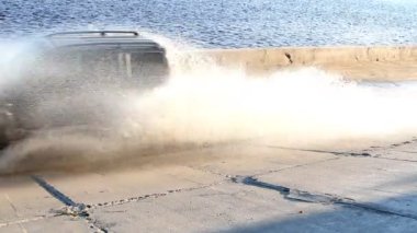 SUV sürücüler üzerinden hızla su birikintisi