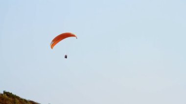 yamaç paraşütü karşı dağlar üzerine açık mavi gökyüzü