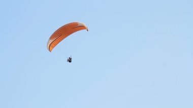 yamaç paraşütü karşı dağlar üzerine açık mavi gökyüzü